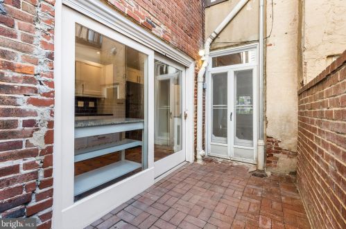 904 10th St, Philadelphia PA 19147-3744 exterior