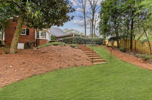 565 Mnr Rdg Dr, Atlanta GA  30305-3511 exterior