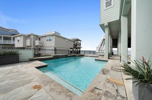 1401 Palmetto Dr, Galveston, TX 77554-9190