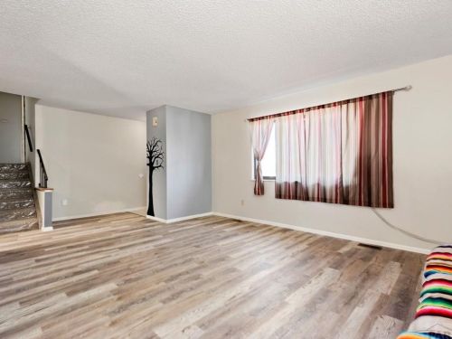 22 Heatherwood Ln, Pueblo, CO 81008-1806