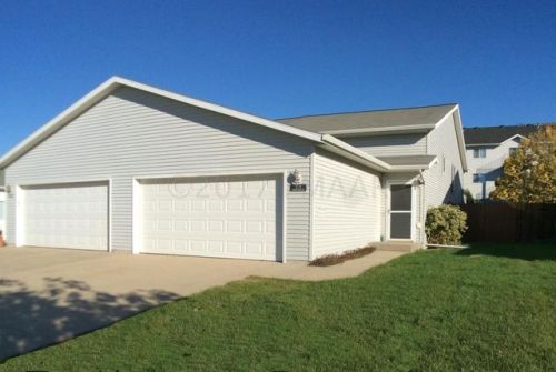 2915 Dakota Park Cir, Fargo, ND 58104-5127