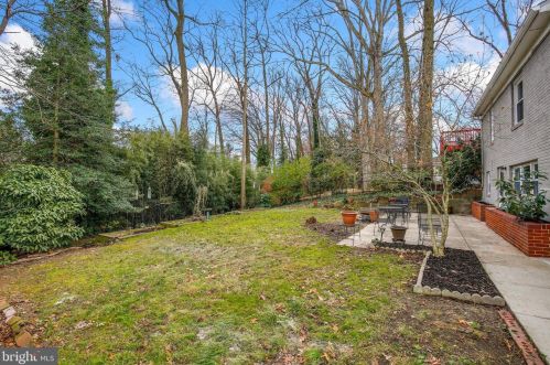 1253 Cresthaven Dr, Silver Spring MD 20903-1107 exterior