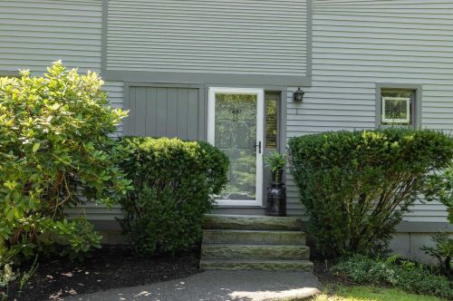 1 Glengarry Dr, Stratham, NH 03885-2131