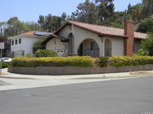 1011 Deerhaven Dr, Vista, CA 92084-5541