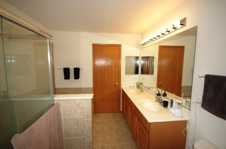 677 Yorkshire Ln, Pingree Grove IL  60140-9160 exterior