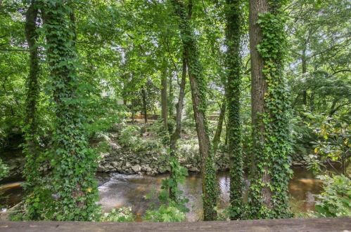 4660 Hitching Post Trl, Atlanta GA  30342-2816 exterior