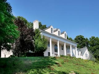 8 Sheephill Dr, Gladstone, NJ 07934-2129