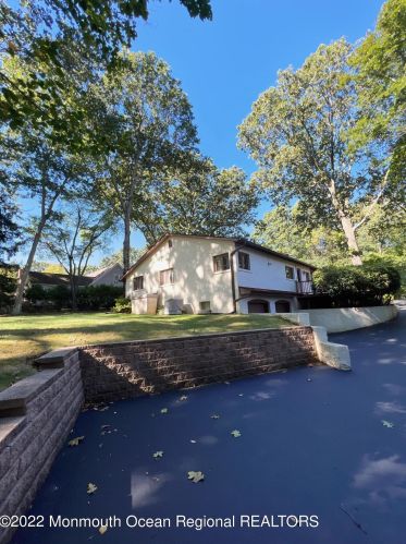 23 Old Phalanx Rd, Lincroft, NJ 07738-1825