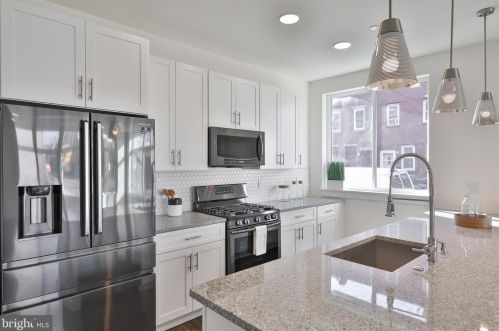 1121 American St, Philadelphia, PA 19123-1513