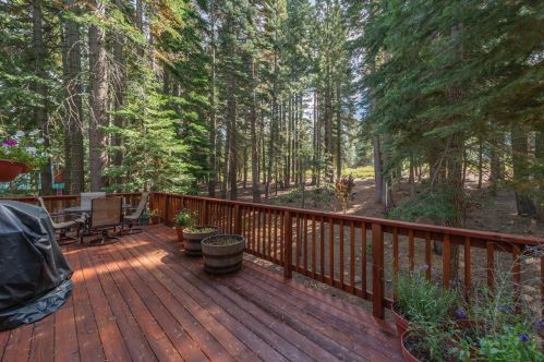 13963 Copenhagen Dr, Truckee CA  96161-6633 exterior
