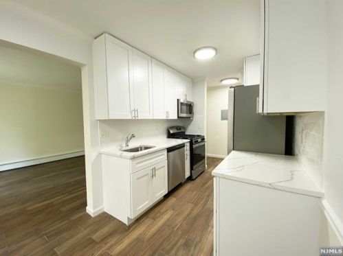 11 River Rd, Nutley, NJ 07110-3428