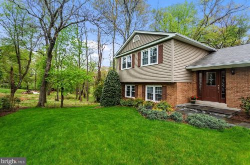 12134 Folkstone Dr, Herndon, VA 20171-1824