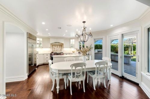 5519 Napoleon Ave, Calabasas, CA 91377-4746