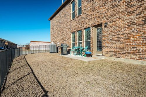 4285 Indian Run Dr, Carrollton TX 75010-3297 exterior