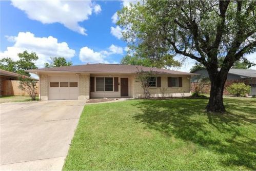 3811 Tanglewood Dr, Bryan TX  77802-4130 exterior