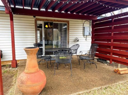 1604 Fair Oaks Dr, Austin TX  78745-2808 exterior