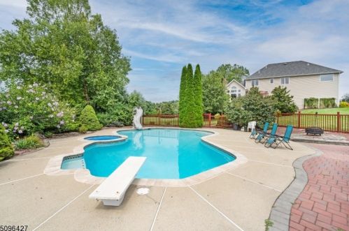 7 Spring Hunter Ct, Andover, NJ 07821-2330