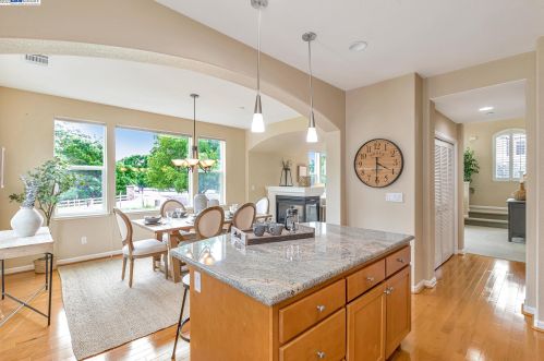 4262 Somerset Ln, Pleasanton, CA 94568-7323