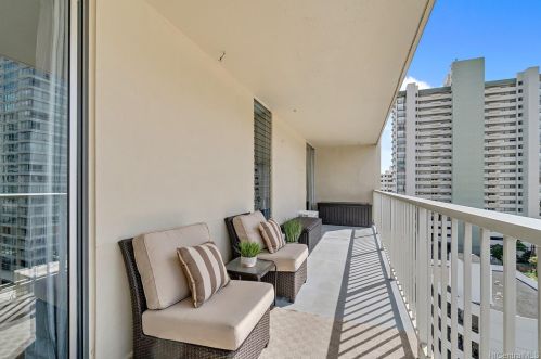 2452 Tusitala St, Honolulu HI  96815-3154 exterior