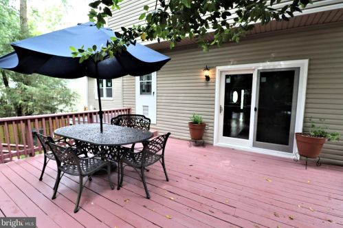 8005 Lake Pleasant Dr, Springfield VA  22153-3005 exterior