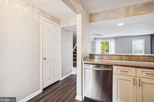 1666 Whisperhill Dr, Herndon, VA 20194-1526