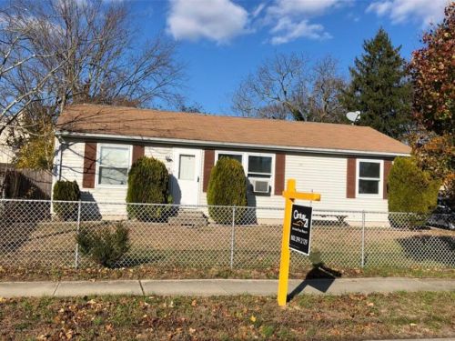 113 Pine St, Lakehurst, NJ 08733-2925