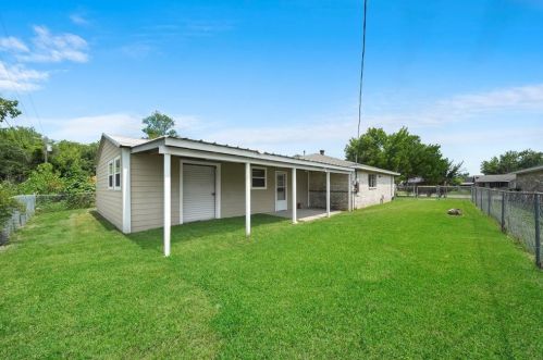 205 Bert St, Angleton TX 77515-5274 exterior