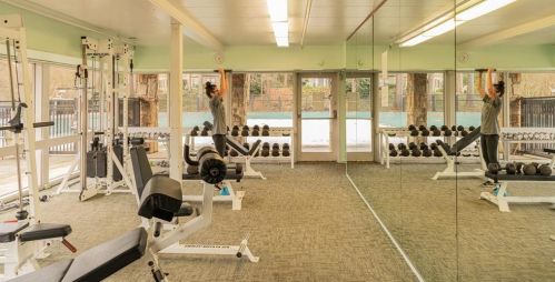 66 Montre Sq, Atlanta GA  30327-4043 exterior