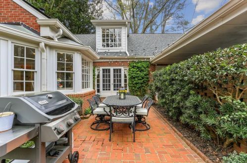 565 Mnr Rdg Dr, Atlanta GA  30305-3511 exterior