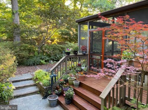 1221 Pinecrest Cir, Silver Spring MD 20910-1626 exterior