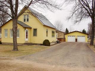 16 Pacific Ave, Thompson, ND 58278-4318