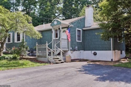 17 Cove Rd, Mount Arlington, NJ 07856-1004