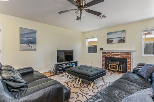 456 Deodara St, Vacaville, CA 95688-2637