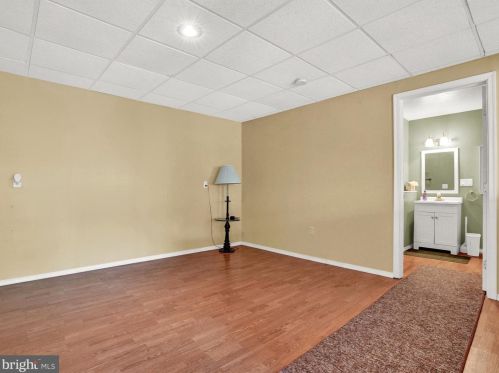 6 Meade Dr, Carlisle PA  17013-8124 exterior