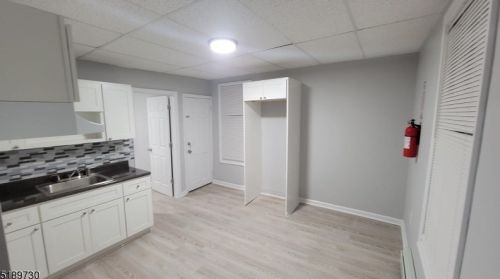 37 Hillman St, Paterson, NJ 07522-1818