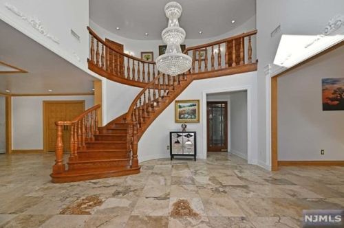 91 Chestnut Ridge Rd, Upper Saddle River, NJ 07458-3125