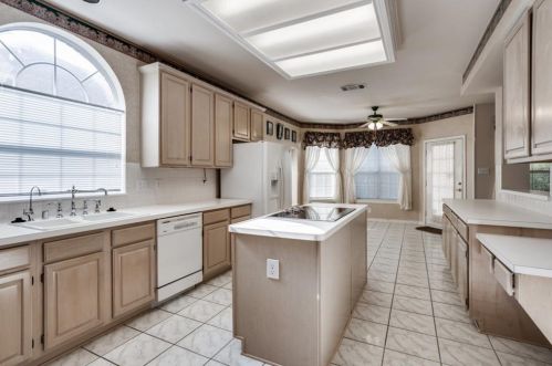 1113 Hunters Crk Dr, Carrollton TX 75007-1112 exterior