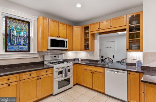 135 Warwick Rd, Tavistock NJ  08033-3706 exterior