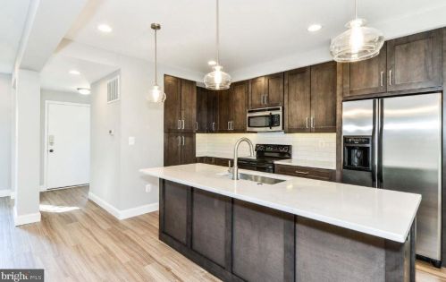 1802 Shore Ct, Herndon VA  20190-4826 exterior