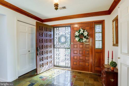 4812 Executive Dr, Gainesville, VA 20155-1306