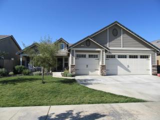 3736 Prospect Ave, Visalia, CA 93291-8421