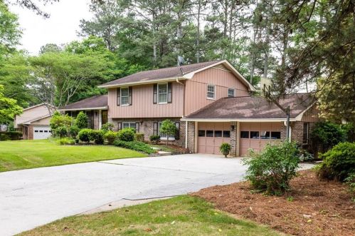 2613 Ashworth Cir, Lithonia, GA 30078-3201