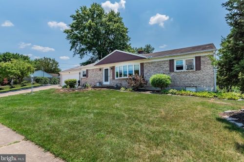 1790 Sapphire Rd, York, PA 17408-4424