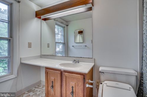 6315 Falling Brk Dr, Springfield VA  22015-4033 exterior