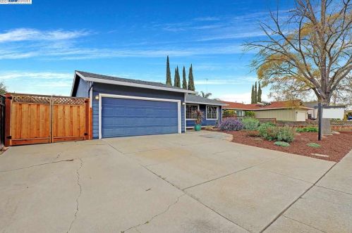 957 Hanover St, Livermore, CA 94551-1555