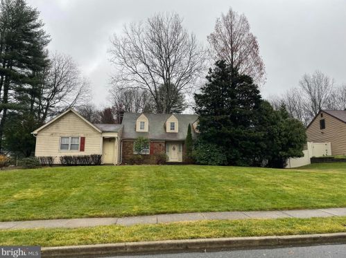 21 Packard Dr, Middletown, NJ 07748-2424