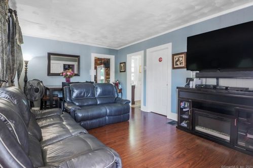 28 Catherine St, Norwalk, CT 06851-4526
