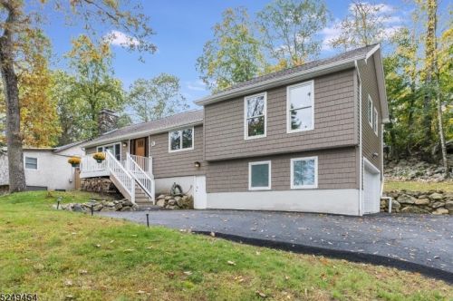 10 Lakeview Rd, Hopatcong, NJ 07843-1926
