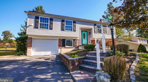25 Lamppost Ln, Somerdale, NJ 08083-2301