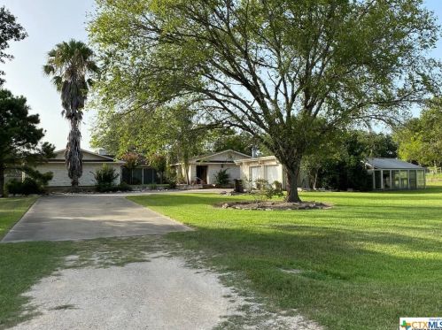 24 Cavalry Rd, Victoria, TX 77905-2627